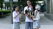 卖花小姐姐路上拍照视频,记录卖花小姐姐的美丽瞬间
